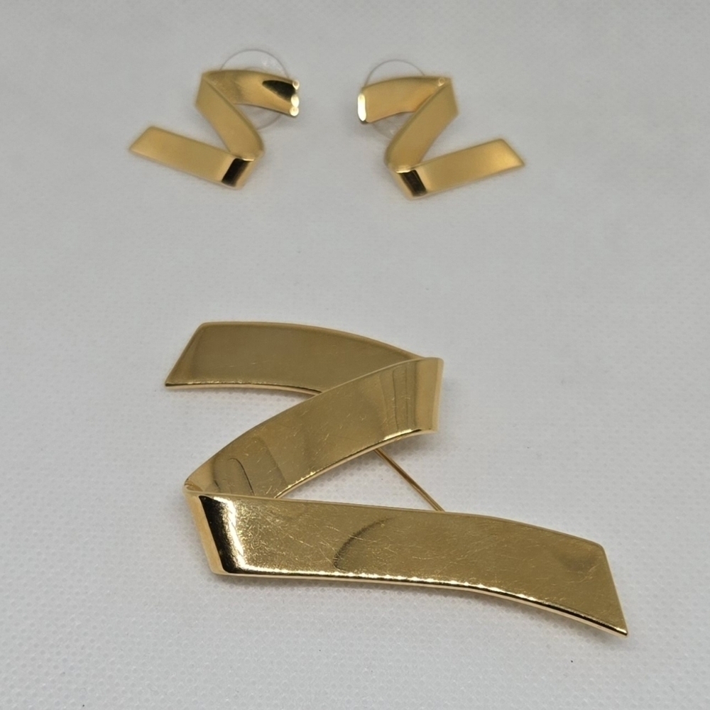 Monet Gold Tone Geometric Ribbon Brooch Earrings Set Signed Statement Jewelry